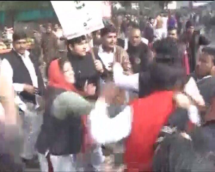 दंगल' में जीते अखिलेश, मुलायम ने रद्द किया निष्कासन, सपा उम्मीदवारों की नई लिस्ट होगी जारी