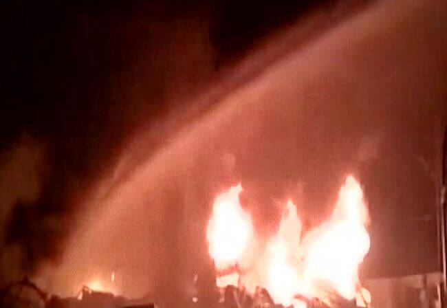 Andhra Pradesh Two Died In Fire आन्ध्र प्रदेश में पटाखा कारखाने में विस्फोट, दो व्यक्तियों की मौत, 11 अन्य घायल