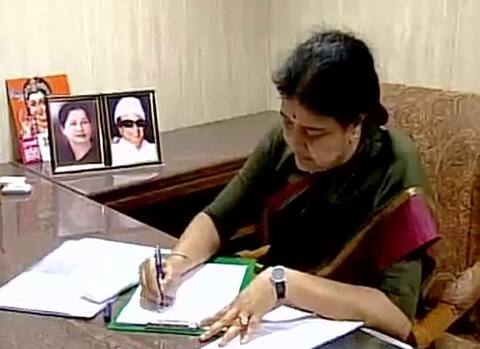 चेन्नई : वी के शशिकला ने अन्नाद्रमुक के महासचिव का पद संभाला, कहा-अम्मा मेरे दिल में रहेंगी चेन्नई : वी के शशिकला ने अन्नाद्रमुक के महासचिव का पद संभाला, कहा-अम्मा मेरे दिल में रहेंगी