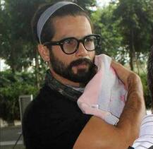 शाहिद कपूर ने बेटी मीशा की पहली तस्वीर सोशल मीडिया पर शेयर की