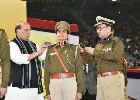 अरसे बाद मिला दिल्ली पुलिस को प्रमोशन, आंखों में आए खुशी के आंसू! अरसे बाद मिला दिल्ली पुलिस को प्रमोशन, आंखों में आए खुशी के आंसू!