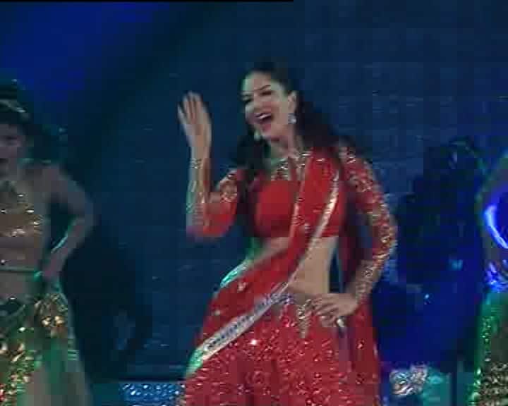 नए साल के जश्न में सनी लिओनी के डांस ने लगाए चार चांद, कोलकाता के न्यू टाउन में सनी के डांस पर थिरके लोग.