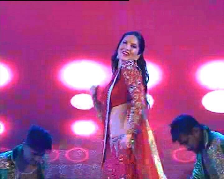 सनी के साथ लोगों ने जम कर नए साल का स्वागत किया.