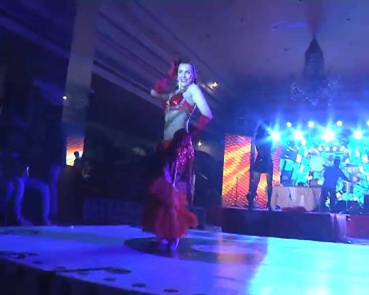 बैंगलूरु में बेली डांसर ने नए साल के जश्न में खूबसूरती बढ़ाई. बड़ी संख्या में बेली डांसर के साथ नए साल का जश्न मनाने पहुंचे लोग.