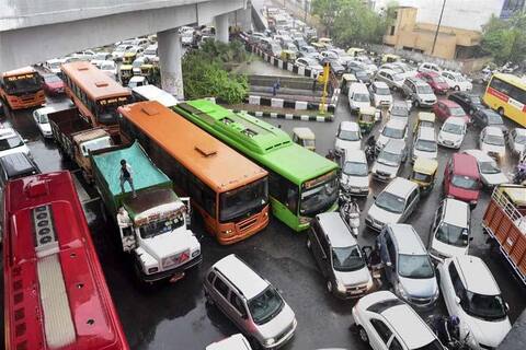 नए साल के पहले दिन दिल्लीवासियों को रोड टैफिक जाम से हुई परेशानी नए साल के पहले दिन दिल्लीवासियों को रोड टैफिक जाम से हुई परेशानी