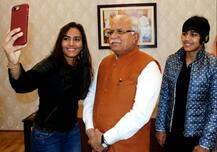 हरियाणा के मुख्यमंत्री ने फोगट सिस्टर्स को सम्मानित किया, गीता को दिया ‘कैशलेस शगुन’