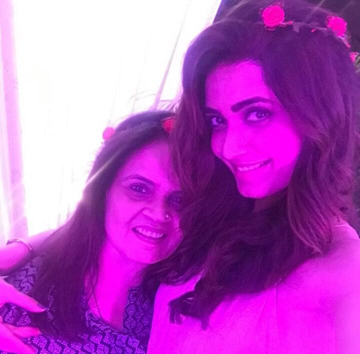 'झलक दिखला जा' रियलिटी शो में जलवा बिखेरने वाली करिश्मा तन्ना ने नए साल की खुशी के दौरान ये तस्वीर अपने इंस्टाग्राम पर शेयर किया है.