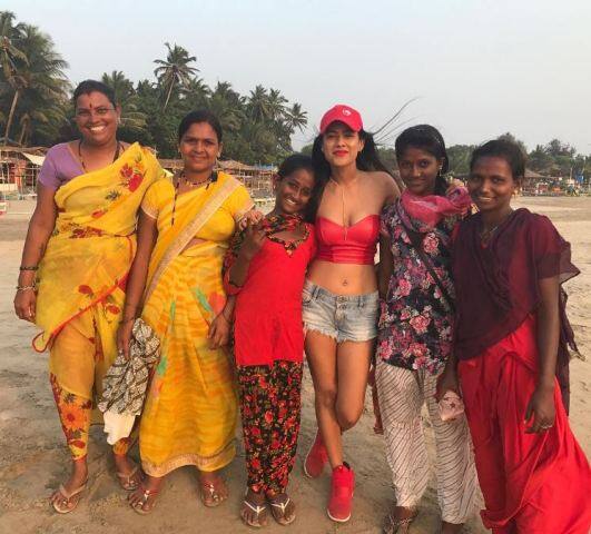 हमेशा की तरह ही निया इस मौके पर भी बेहद खूबसूरत नजर आ रहीं थी. जहां निया बीच पर आम महिलाओं के साथ नए साल एंजॉय करती हुईं नजर आईं