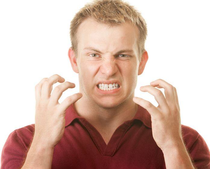 टीथ ग्राइन्डिंग – रिसर्च के दौरान पाया गया है कि दांत पीसने और स्ट्रेस में भी संबंध है. डॉक्टर्स के मुताबिक, यदि आपको दांत पीसने की आदत है तो आपको तुरंत डेंटिस्ट को दिखाकर इसका कारण जानना चाहिए क्योंकि दांत पीसना कई कारणों से होता है, जैसे- स्ट्रेस, स्लिप डिस्ऑार्डर, एंजाइटी , एल्कोहल या अधिक कैफीन लेने की वजह से हो सकता है. दांत पीसने के दौरान सिरदर्द, नींद ना आना, कान में दर्द, जॉ, शोल्डर और नेक की मसल्स स्टिफ हो सकती हैं.