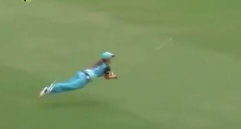 VIDEO: बिगबैश लीग में खिलाड़ी ने हवा में लपका शानदार कैच VIDEO: बिगबैश लीग में खिलाड़ी ने हवा में लपका शानदार कैच