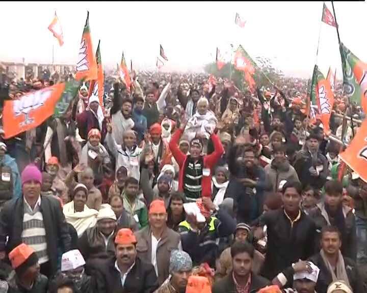 पीएम मोदी ने रैली में बोलते हुए कहा भ्रष्टाचार और कालेधन के खिलाफ ये लड़ाई रूकने वाली नहीं है. गरीबों को लूटा गया है. उन्हें लौटाने के लिए हमने ये कदम उठाया है. हमें यूपी से आशीर्वाद चाहिए.