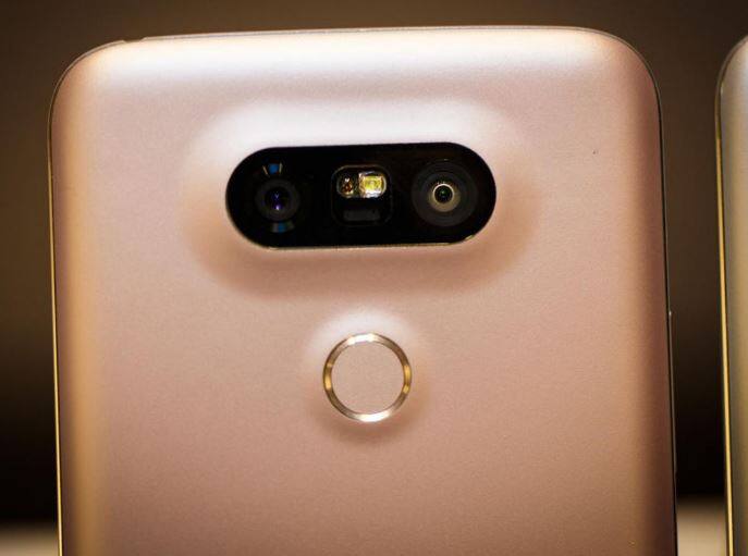 LG G6- इस साल फरवरी में कंपनी अपना नया डिवाइस LG G6 लॉन्च कर सकेगी. खबर है कि एलजी के इस डिवाइस में नए तरह का आइरिस स्कैनर होगा. ये स्मार्टफोन फरवरी महीने में लॉन्च होगा.