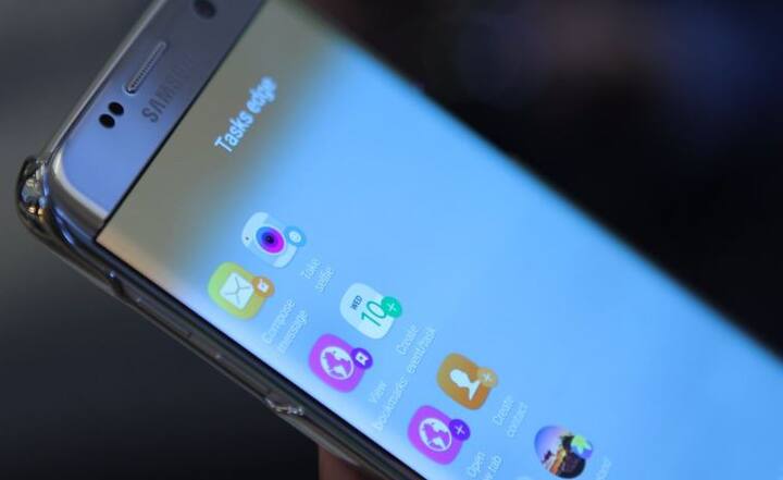 सैमसंग गैलेक्सी S8: सैमसंग को गैलेक्सी नोट7 से हुए नुकसान की भरपाई कंपनी का ये स्मार्टफोन कर सकता है. ये स्मार्टफोन फरवरी महीने में लॉन्च होगा. खबर है कि गैलेक्सी S8 में स्नैपड्रैगन 835 2.5GHz या 2.3GHz प्रोसेसर हो सकता है साथ ही 8 जीबी की रैम हो सकती है. ‘गैलेक्सी एस8’ में ‘बेजेल-लेस’ 4k का सुपर एमोलेड डिस्प्ले हो सकता है.