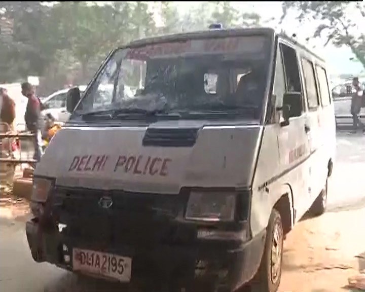 दिल्ली पुलिस के हेड कांस्टेबल ने सुप्रीम कोर्ट में खुद को गोली मारी