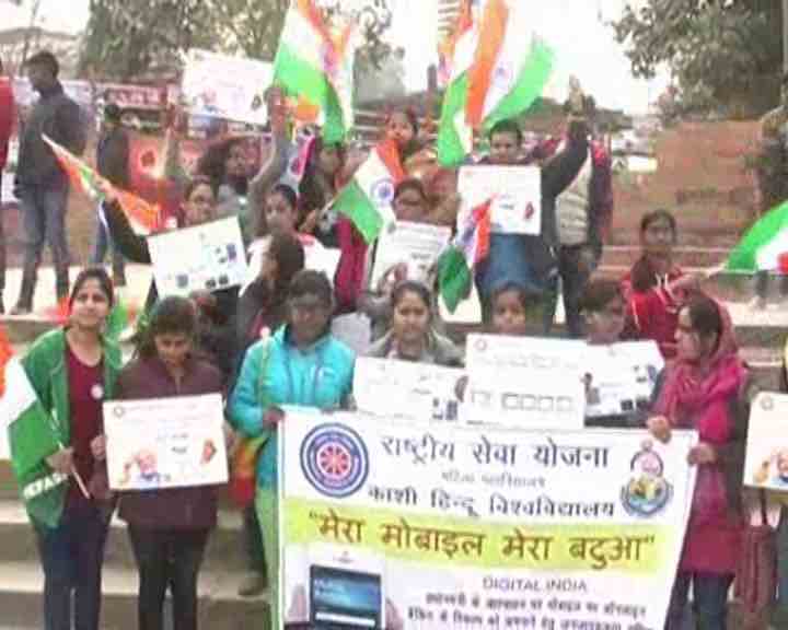 वाराणसी में कैशलेस कैंपेन, BHU की छात्राओं ने रेहड़ी-पटरी वालों को डिजिटल पेमेंट के तरीके सिखाए