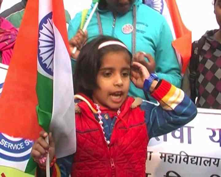 वाराणसी में कैशलेस कैंपेन, BHU की छात्राओं ने रेहड़ी-पटरी वालों को डिजिटल पेमेंट के तरीके सिखाए