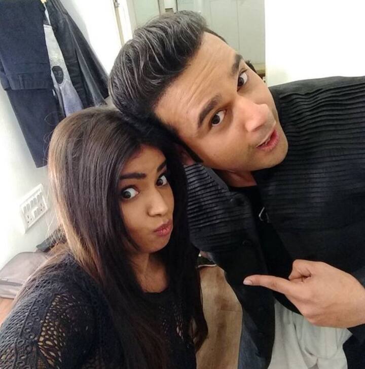 कलर्स के शो 'कॉमेडी नाइट्स बचाओ ताजा' के होस्ट और कॉमेडियन कृष्णा अभिषेक के साथ लोकेश कुमारी तस्वीरों के लिए पोज देती हुईं.