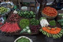 छत्तीसगढ़: सरकारी कीमत से नाराज़ किसानों ने एक लाख किलो सब्जी मुफ्त बांटी