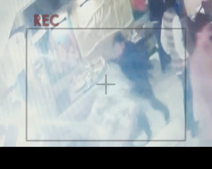 सीसीटीवी कैमरे की ये तस्वीरें उत्तर प्रदेश के एक नेता और उसके गुर्गों की गुंडागर्दी की दास्तान बयान कर रही हैं. ये तस्वीरें गवाह हैं एक नेता की गुंडागर्दी की. उनके समर्थकों की मनमानी की. गुंडागर्दी करने वाले नेता का नाम राम सिंह राणा है. इन्हें समाजवादी पार्टी का कद्दावर नेता माना जाता है. ये उत्तर प्रदेश सरकार के पूर्व मंत्री हैं...आगे जानिए...