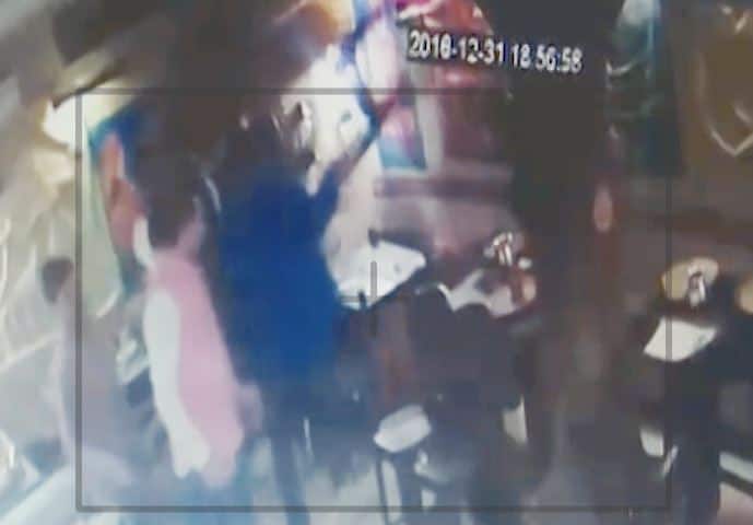 उसके बाद जो कुछ वहां हुआ- उसकी गवाही रेस्टोरेंट में लगे सीसीटीवी कैमरे दे रहे हैं. आप भी देखिए कि पर्व मंत्री और उनके गुर्गे वेटर को कैसे चांटे जड़े. इससे भी दिल नहीं भरा, तो रेस्टोरेंट में तोड़फोड़ कर दी. किसी ने टेबल पलट दिया, तो किसी ने कुर्सियों को उठा-उठाकर फेंक दिया...आगे जानिए...