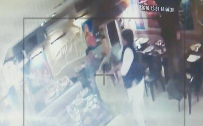 नेताजी और उनके समर्थकों से अपनी जान बचाने के लिए वेटर किचेन में जा घुसा. लेकिन, नेता जी के गुर्गों ने उसे वहां भी नही छोड़ा. वेटर को किचन के अंदर घुस कर पिटाई की गई. समर्थक उसे बाहर निकाल लाए...आगे जानिए...