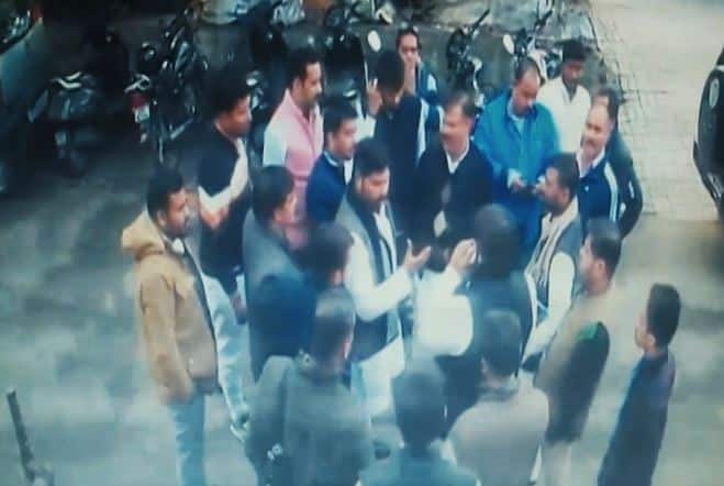 पुलिस ने रेस्टोरेंट के मालिक की शिकायत पर मुकदमा दर्ज कर लिया है. सीसीटीवी की तस्वीरों को पुलिस ने अपने कब्जे में ले लिया है. लेकिन, वारदात के घंटों बाद भी पूर्व मंत्री और उसके गुर्गों के खिलाफ कोई कार्रवाई नहीं हुआ है.