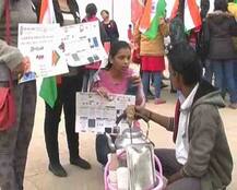 वाराणसी में कैशलेस कैंपेन, BHU की छात्राओं ने रेहड़ी-पटरी वालों को डिजिटल पेमेंट के तरीके सिखाए