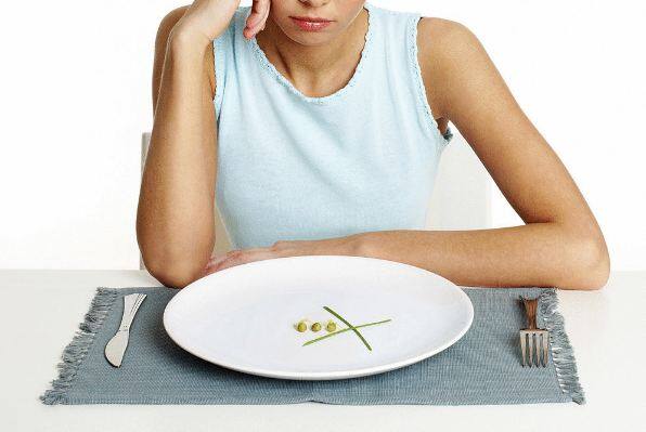 क्या वजन कम करने के लिए आप अक्सर अपना मील स्किप कर देते हैं. वो भी ब्रेकफास्ट? तो आपको दोबारा सोचना चाहिए कि क्या सचमुच आप इससे वजन कम कर पाएंगे. जब आप मील स्किप करते हैं तो मेटाबॉलिज्म रेट घट जाता है. इससे जो आप कैलोरी बर्न कर रहे हैं उससे बहुत फर्क नहीं पड़ता. मील स्किप करने से भूख ज्यादा लगती है और फिर अधिक कैलोरी ली जाती है.