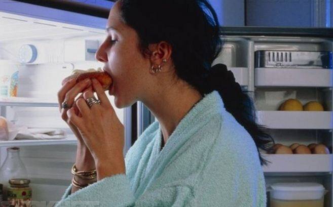 कई लोगों को रात में भूख लगती है और उन्हें दिनभर खाने का मन नहीं करता. अगर ऐसा है तो हो सकता है कि आपके हार्मोंस इम्बैलेंस हों. अगर ऐसा है तो मेटाबॉलिज्म को सही ट्रीटमेंट की जरूरत है. इसके लिए आपको कुछ टेस्ट करवाने चाहिए.