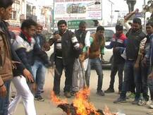 इलाहाबाद: मुलायम-शिवपाल समर्थकों ने किया अखिलेश के खिलाफ प्रदर्शन