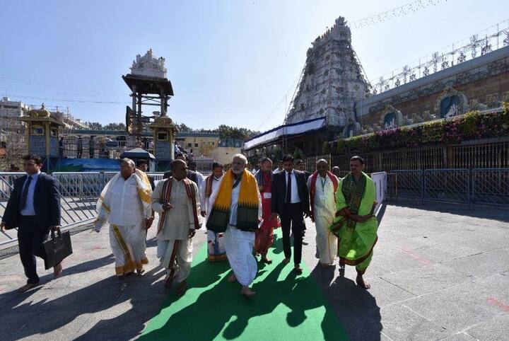 पीएम नरेन्द्र मोदी ने तिरूमाला के नजदीक भगवान वेंकटेश्वर के मंदिर में पूजा अर्चना की पीएम के साथ मंदिर के शीर्ष अधिकारी भी थे. प्रधानमंत्री के दौरे के मद्देनजर तिरूपति और तिरूमाला में सुरक्षा के कड़े इंतजाम किए गए थे.