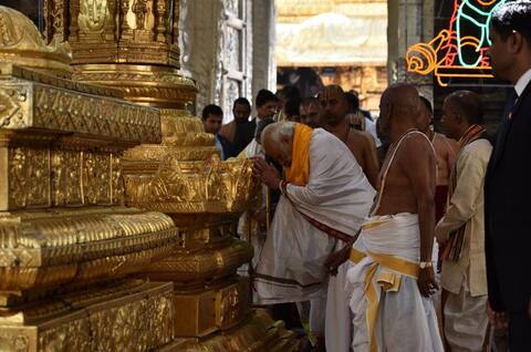 भगवान वेंकटेश्वर स्वामी के मंदिर में पीएम मोदी ने पूजा अर्चना की भगवान वेंकटेश्वर स्वामी के मंदिर में पीएम मोदी ने पूजा अर्चना की
