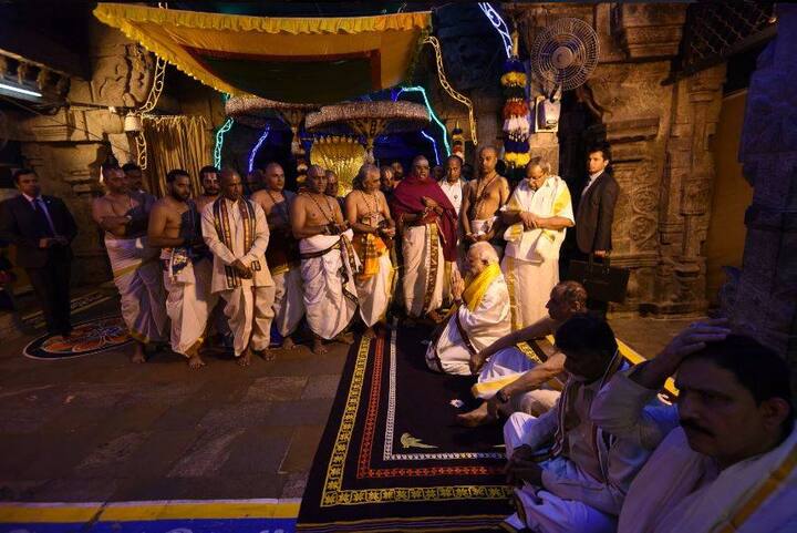 पूजा के बाद प्रधानमंत्री को पवित्र सिल्क कपड़े से सम्मानित किया गया और मंदिर के रंग मंडपम में उन्हें ‘लड्डू’ प्रसादम दिया गया.