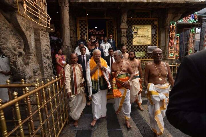 प्रधानमंत्री ने श्री वेंकटेश्वर विश्वविद्यालय में पांच दिवसीय वाषिर्क 104वें भारतीय विज्ञान कांग्रेस का उद्घाटन किया और फिर सड़क मार्ग से मंदिर पहुंचे. आंध्रप्रदेश के मुख्यमंत्री एन. चंद्रबाबू नायडू और राज्यपाल ई एस एल नरसिम्हन ने प्रधानमंत्री के साथ मौजूद रहे.