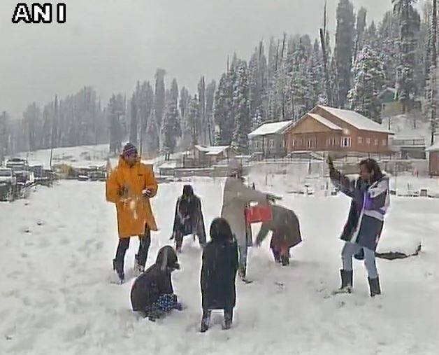 इन तस्वीरों में आप जम्मू-कश्मीर में हुई ताज़ा बर्फबारी का नज़ारा देख सकते हैं.