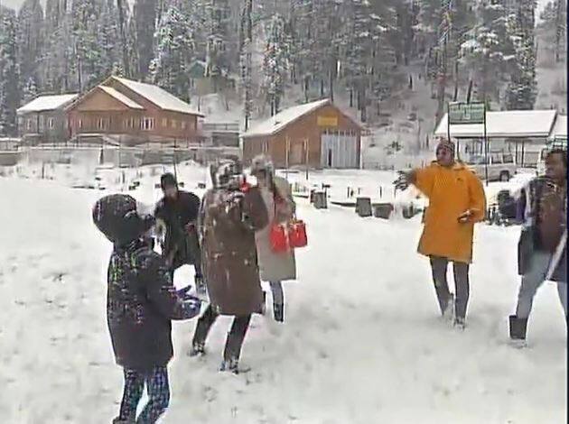 पीर पंजल रेंज से लेकर गुलमर्ग तक बर्फ पड़ने से सैलानियों की मौज हो गई है.