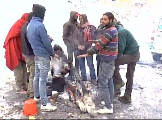 तस्वीरों में आप ठंड के असर से बचने के लिए लोगों को आग का सहारा लेते देख सकते हैं.