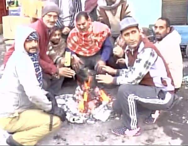 आगे की स्लाइड्स में आप ताज़ा बर्फबारी की और तस्वीरें देख सकते हैं-