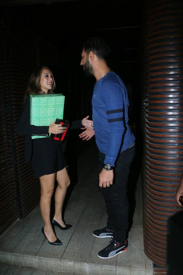 हाल ही में शादी के बंधन में बंधे इंडियन क्रिकेट स्टार युवराज सिंह और बॉलीवुड एक्ट्रेस हेज़ल कीच एक बार फिर से साथ नजर आए. (PHOTO:MANAV MANGLANI)