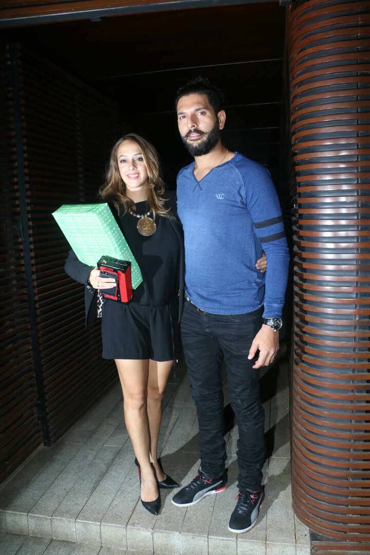 युवराज और हेज़ल मुंबई के एक रेस्टोरेंट में एक साथ डिनर करने के लिए पहुंचे थे. इस दौरान दोनों ने तस्वीरें भी खिंचवाई. (PHOTO:MANAV MANGLANI)