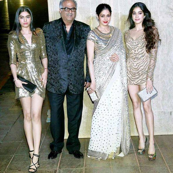 जाह्नवी, श्रीदेवी के साथ कई ईवेंट्स में नजर आती रहती हैं.