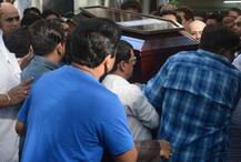 IN PICS: अबीस रिजवी की अंतिम यात्रा में शामिल हुईं दिग्गज हस्तियां