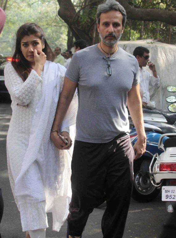 साल 2014 की फिल्म 'रोर' के निर्माता अबीस रिजवी की अंतिम विदाई में बॉलीवुड अभिनेत्री रवीना टंडन भी शामिल हुईं. हाल ही में उन्होंने ट्वीट कर अबीस को श्रद्धांजलि देते हुए कहा था कि अबीस हम आपको याद करेंगे. मेरे प्रिय मित्र आपकी आत्मा को शांति मिले. हम अपको प्यार करते हैं. आपने हमारे जीवन और दिलों में एक खालीपन सा छोड़ दिया है.