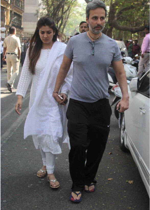 बॉलीवुड अभिनेत्री रवीना टंडन अपने हसबैंड अनिल के साथ नज़र आईं. आगे देखें अबीस की अंतिम यात्रा में कौन-कौन हुआ शामिल...