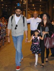 IN PICS: एयरपोर्ट पर बॉलीवुड सितारों के साथ दिखी इनके स्टार किड्स की झलक