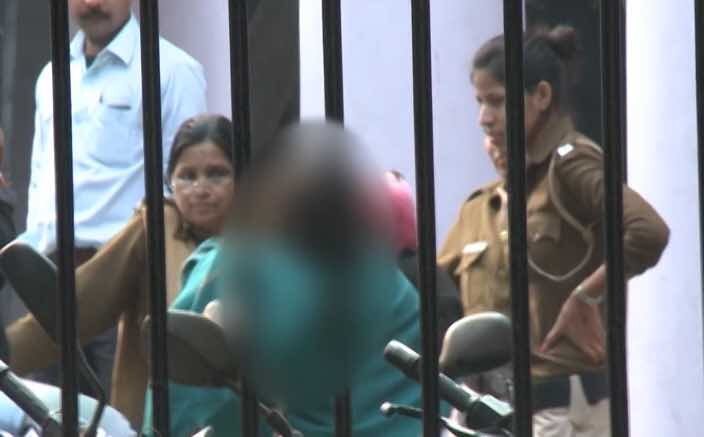 Delhi Women Removed Her Clothes In Front Of Rbi Entrance RBI ने नोट नहीं बदले तो महिला ने विरोध में उतारे कपड़े, पुलिस पर मारपीट का आरोप