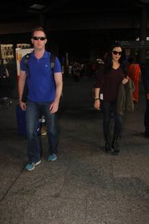 मुंबई एयरपोर्ट पर अपने पति संग दिखीं प्रीति जिंटा, देखें तस्वीरें