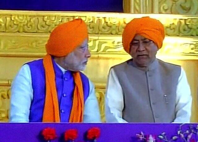 इस दौरान एक-दूसरे के विरोधी माने जाने वाले प्रधानमंत्री नरेन्द्र मोदी और बिहार के मुख्यमंत्री नीतीश कुमार मंच पर एक साथ नजर आए.