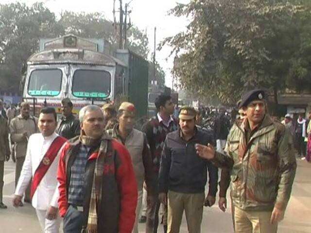 वाराणसी में डीएम और एसएसपी के नेतृत्व में पुलिस ने पैरा मिलेट्री फोर्स के साथ चुनाव के मद्देनजर शांति व्यवस्था बनाये रखने को लेकर नगर के कई इलाको में फ्लैग मार्च किया. फ्लैग मार्च में पैरा मिलिट्री जवानों के साथ स्थानीय पुलिस भी शामिल थी.