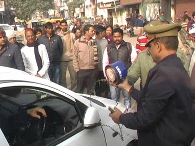 सभी थाना क्षेत्रो में पुलिस ने वीडियो रिकॉर्डिंग करवाकर सभी पार्टियों के बैनर और पोस्टर उतार दिए. इसके साथ ही पुलिस ने नीली बत्ती भी उतरवा दिए.